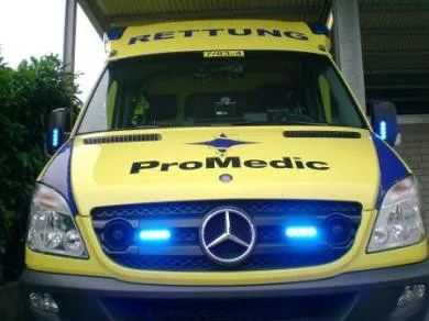 Front eines ProMedic-Rettungswagens mit blauen Frontblitzern