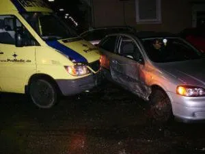 Unfall eines ProMedic-Rettungswagens mit einem Pkw bei Nacht