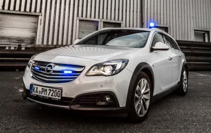 Weißer ProMedic-Kommandowagen mit Blaulicht
