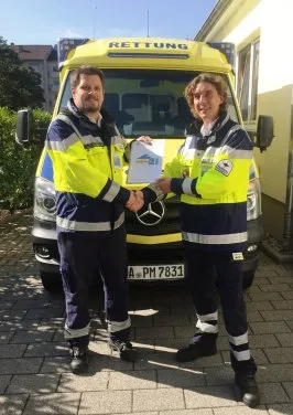 Philipp Kiecherer und Lutz Zöller vor einem ProMedic-Rettungswagen