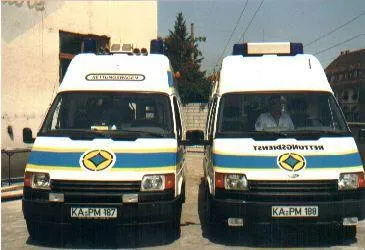 Zwei weiße ProMedic-Rettungswagen aus dem Jahr 1991