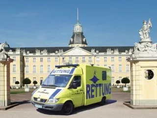 ProMedic-Rettungswagen vor dem Karlsruher Schloss