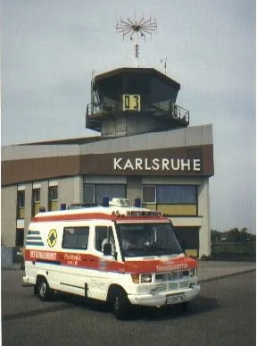 Am Tower des alten Flughafens Karlsruhe