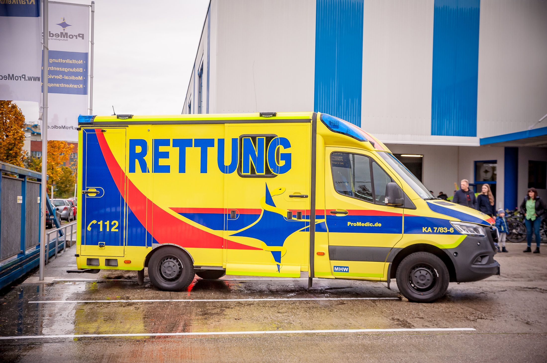 ProMedic-Rettungswagen bei der LifeNight vor dem Bildungszentrum