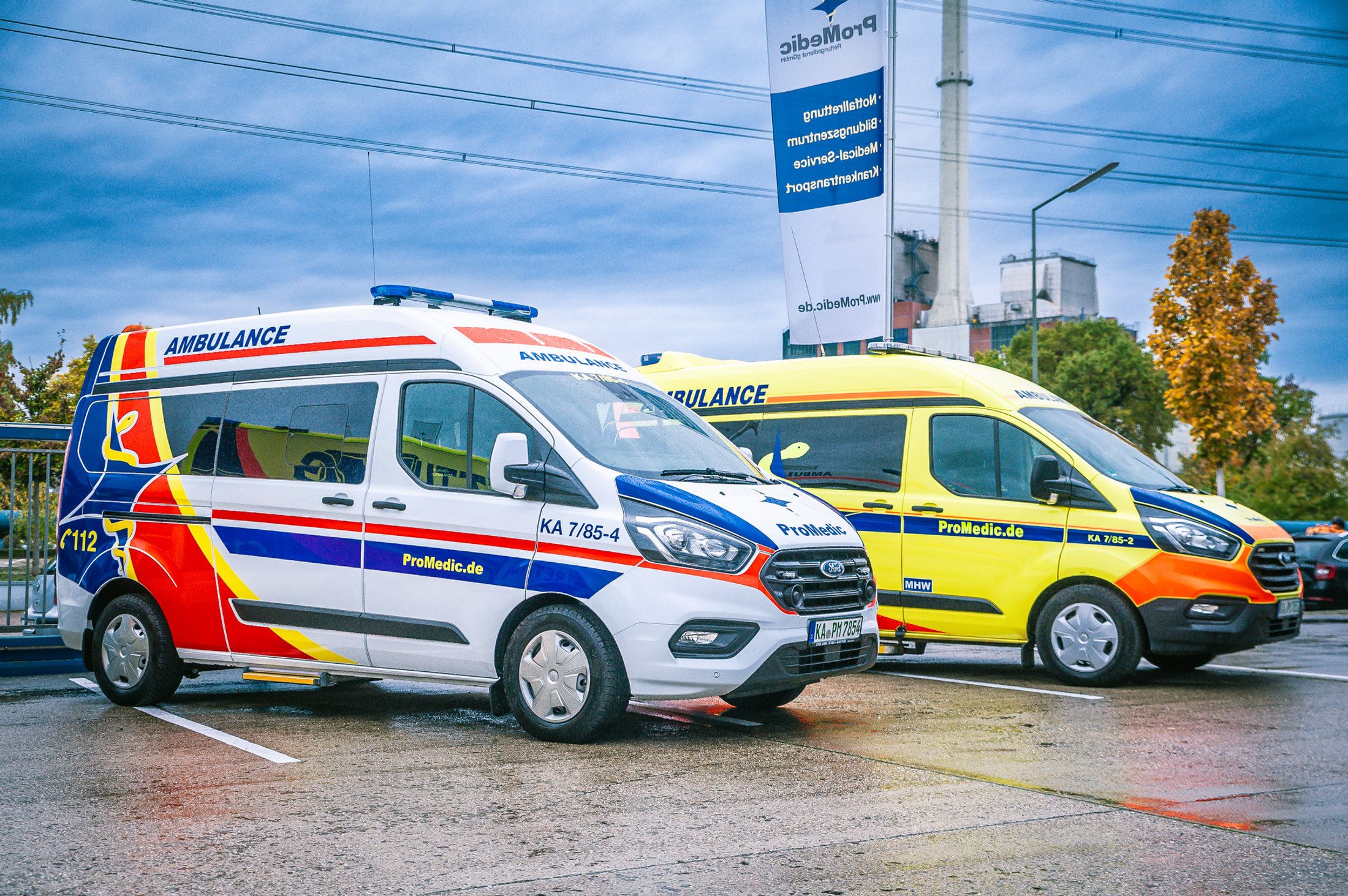 Zwei Krankentransportwagen des ProMedic Medical-Service