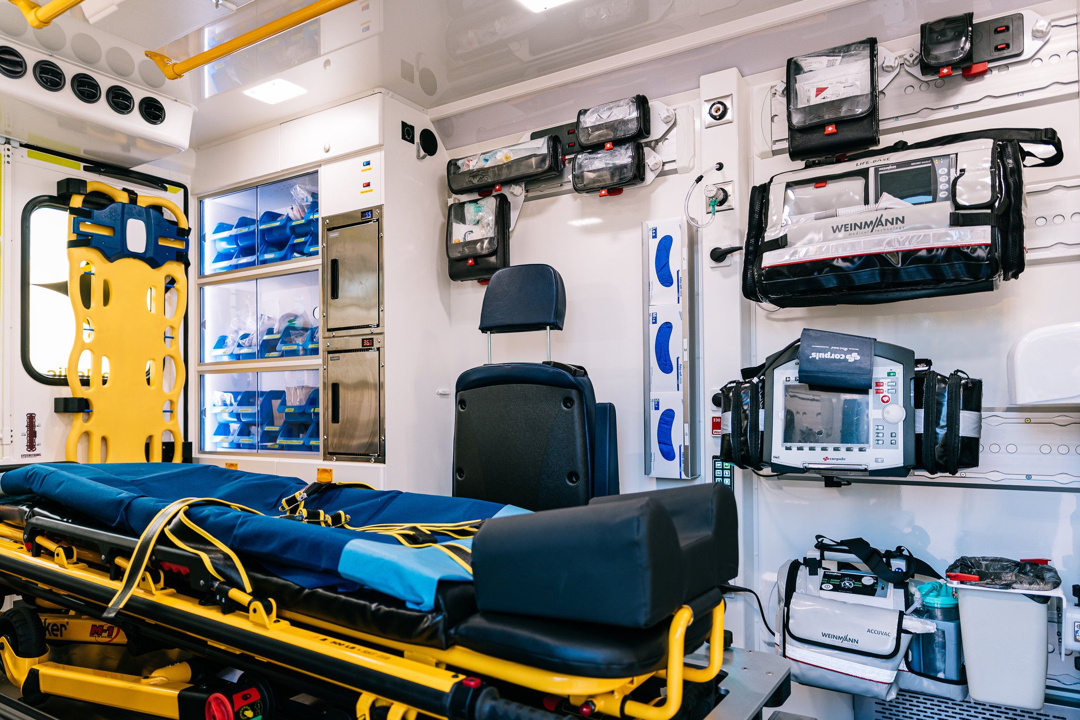 Patientenraum eines ProMedic-Rettungswagens mit Trage, Beatmungsgerät und Defibrillator