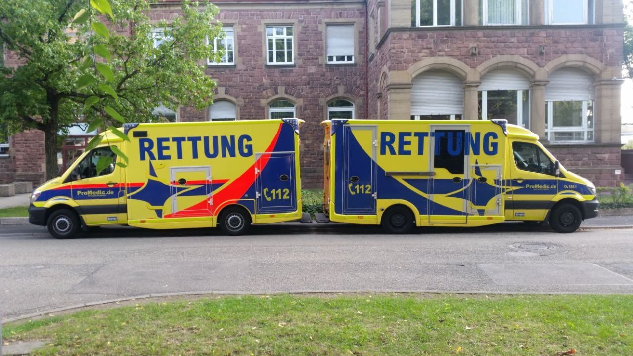 Zwei ProMedic-Rettungswagen im alten und neuen Design vor einem Altbau
