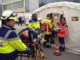 Versorgung eines Verletzten auf einer Trage bei einer Übung