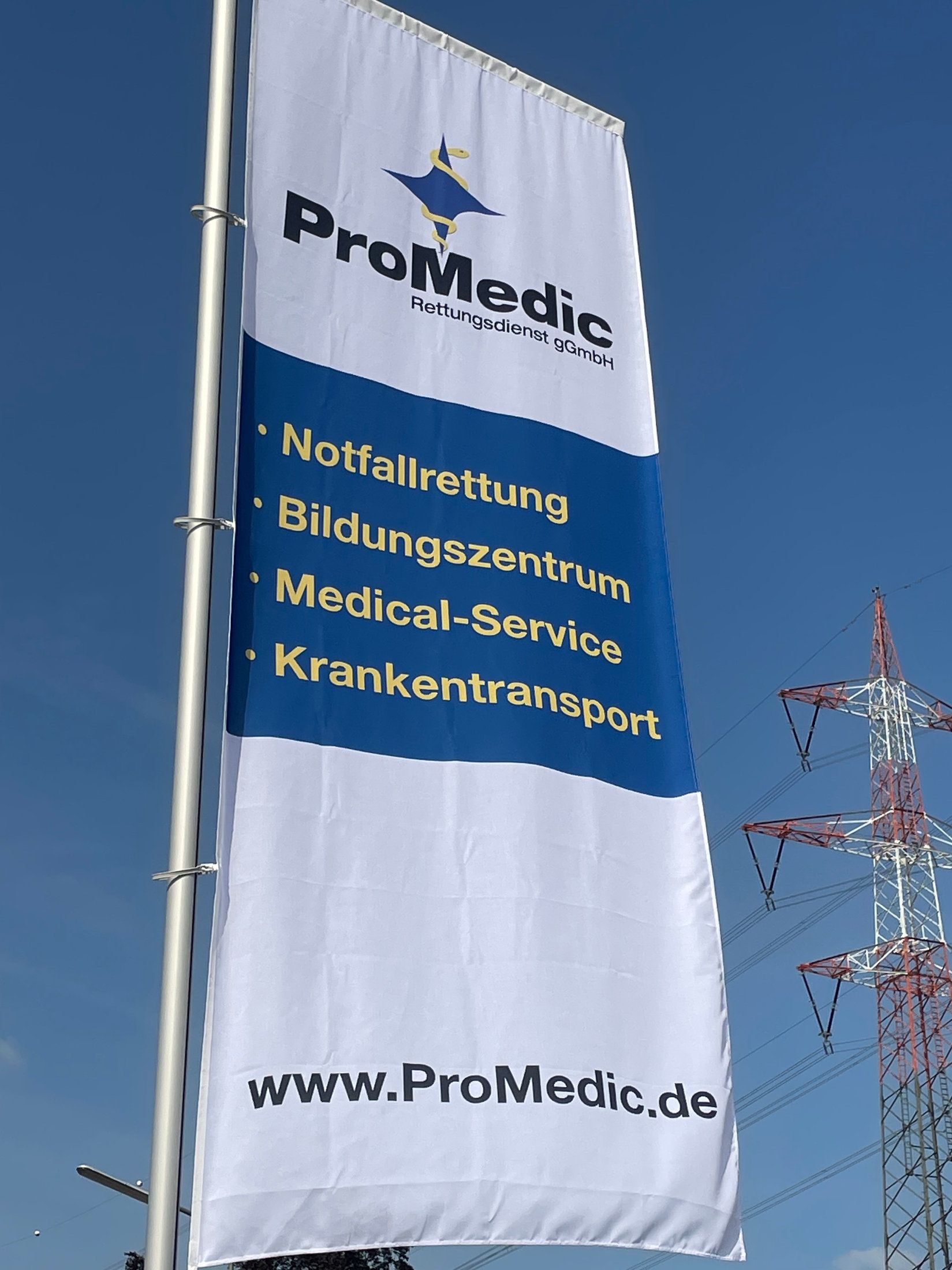 ProMedic-Fahne mit den Bereichen Notfallrettung, Bildungszentrum, Medical-Service und Krankentransport