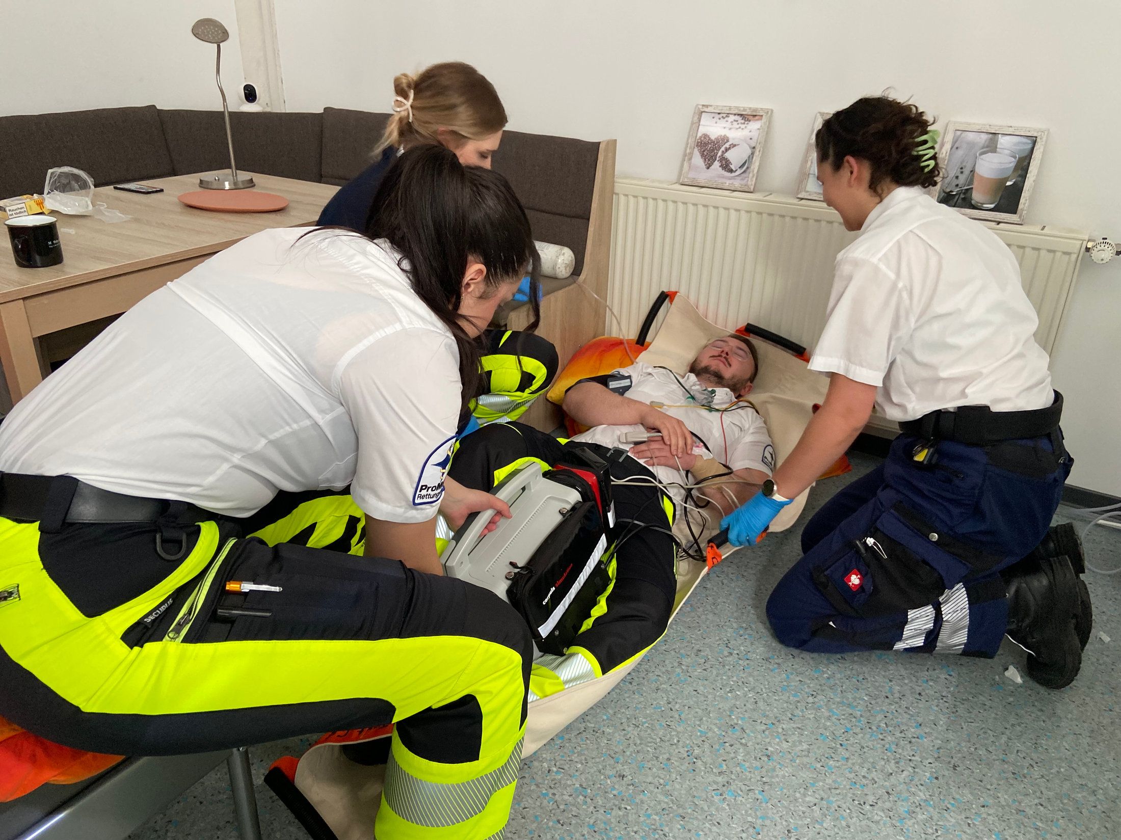 ProMedic-Rettungskräfte versorgen einen liegenden Patienten