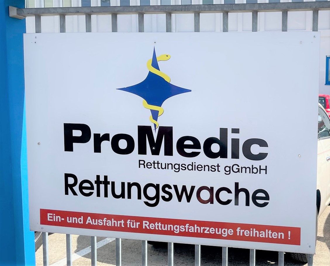 Schild der ProMedic-Rettungswache mit dem Hinweis, die Ein- und Ausfahrt freizuhalten