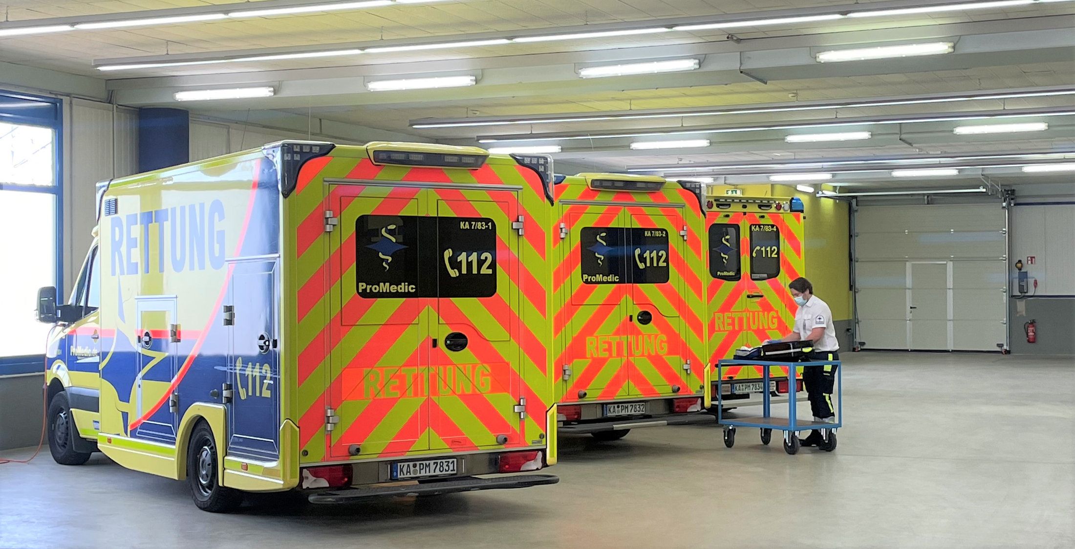 Fahrzeughalle der ProMedic-Rettungswache mit zwei Rettungswagen